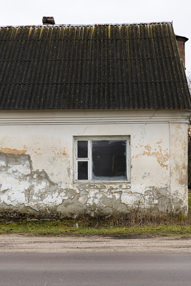 Бесплатный Фотография вид на заброшенный и ветшающий дом на природе
