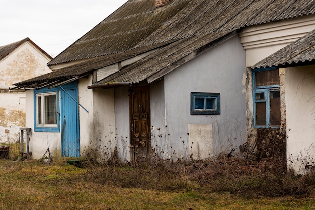 Foto gratuita vista della casa abbandonata e in decomposizione in natura