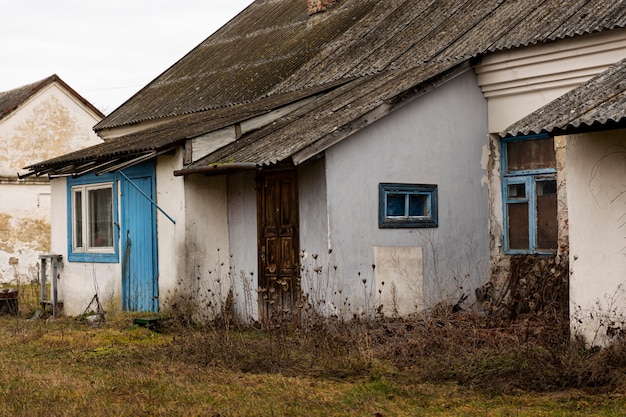 Вид на заброшенный и ветшающий дом на природе