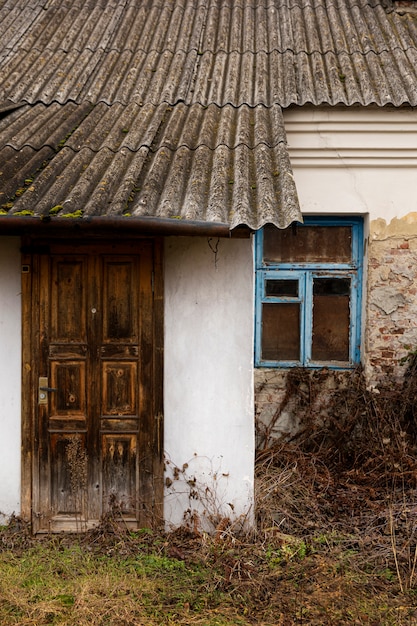 Foto gratuita vista della casa abbandonata e in decomposizione in natura