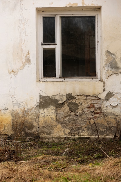 Free photo view of deserted and decaying house in nature