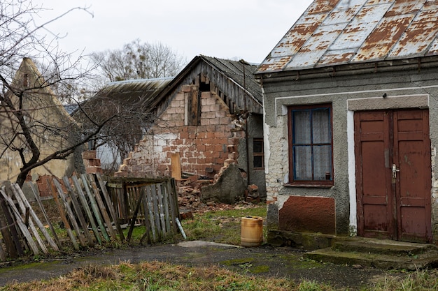 Foto gratuita vista della casa abbandonata e in decomposizione in natura