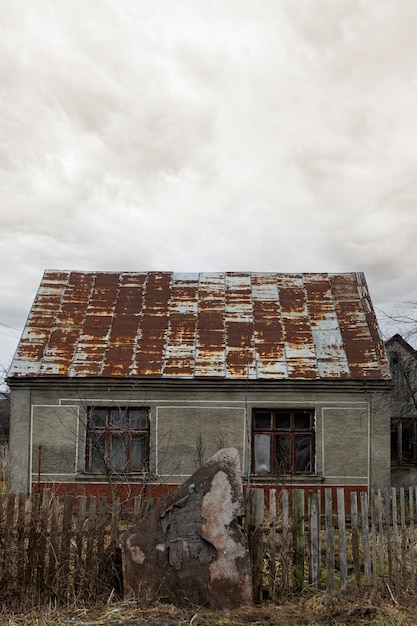 Foto gratuita vista della casa abbandonata e in decomposizione in natura