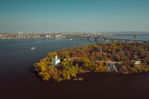 キエフのドニエプル川の眺め。空中ドローンビュー。