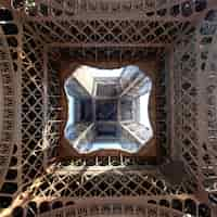 Foto gratuita vista della torre eiffel dal basso, parigi, francia