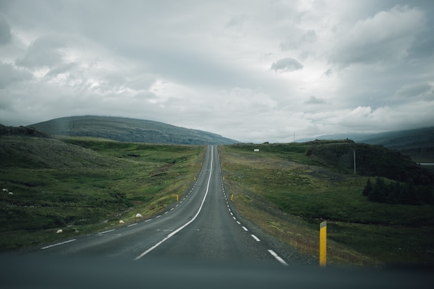 자동차 내부에서 빈 아이슬란드 도로에서보기