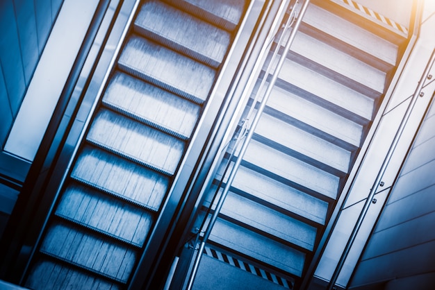 Free photo view of escalator in an underground station