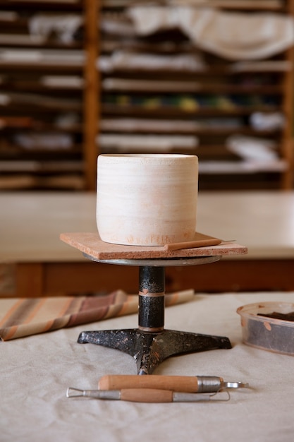 Foto gratuita vista degli elementi essenziali in uno studio di ceramica