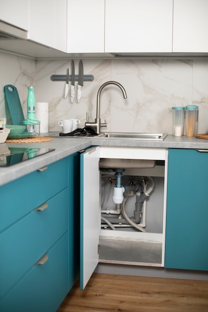 Вид открытых водопроводных труб на кухне