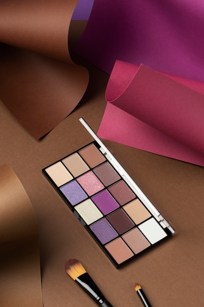 Free photo view of eyeshadow palette with brush applicator