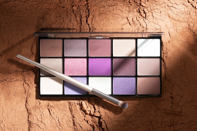 Free photo view of eyeshadow palette with cosmetic powder