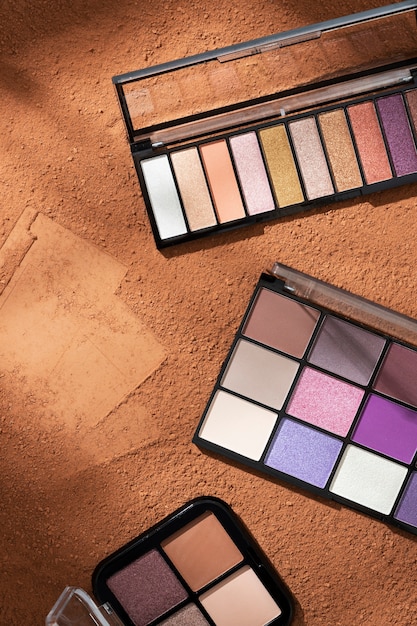 Free photo view of eyeshadow palette with cosmetic powder