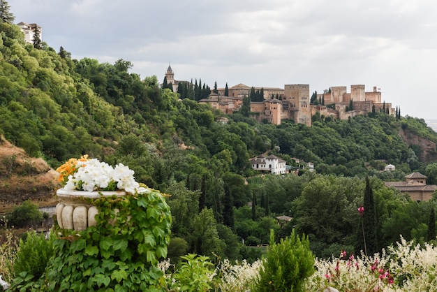 Вид знаменитого дворца Альгамбра в Гранаде от квартала Сакромонте