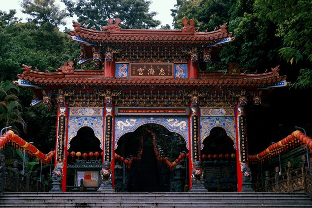 Вид на знаменитый культурно-исторический парк Чжи Шань Йен в Шилине, Тайвань