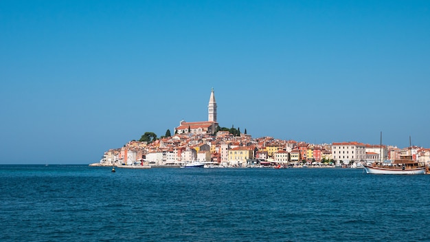 맑은 하늘에 크로아티아의 유명한 Rovinj보기