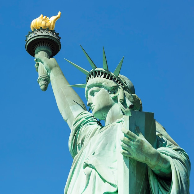 Вид на знаменитую статую свободы в Нью-Йорке.