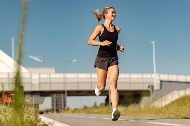 屋外でジョギングしている女性ランナーの下面図