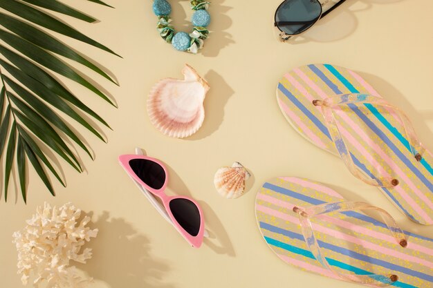 여름 필수품과 선글라스가 있는 슬리퍼의 보기