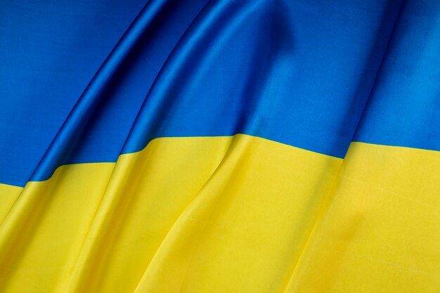 Вид сверху сложенный украинский флаг натюрморт