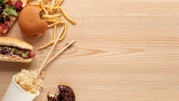 Foto gratuita sopra la vista decorazione alimentare con fondo in legno