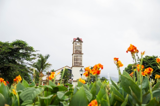 Free photo view of a fortuna town church from park at costa rica