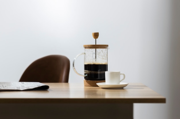 Foto gratuita vista della stampa francese per caffè con tazza di legno