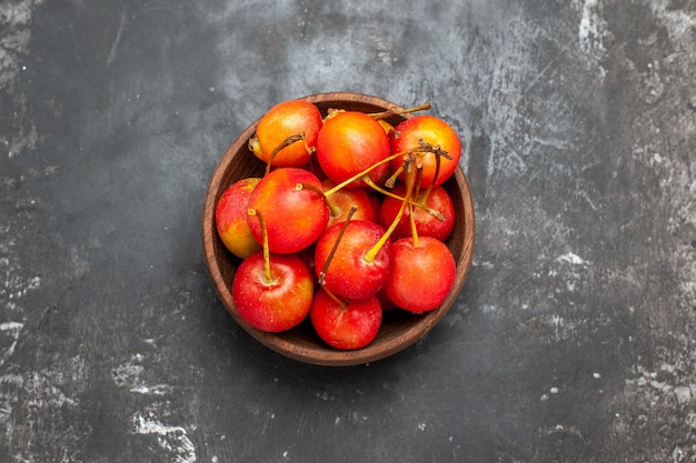 Выше вид свежих помидоров в коричневой миске