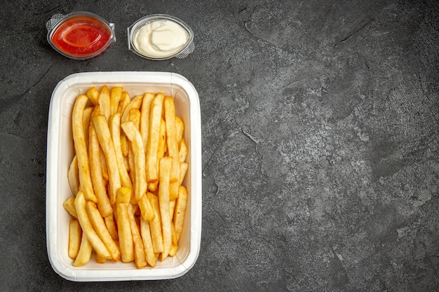 Sopra vista di patate fritte con salse