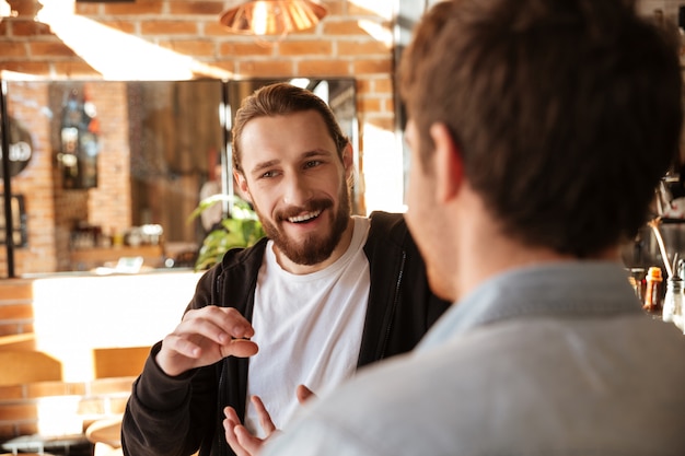 Free photo view from back of man with his friend near bar