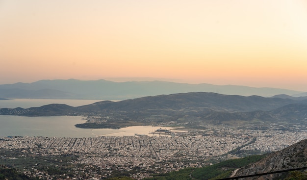 Foto gratuita vista dalle alte montagne della città costiera. makrinitsa