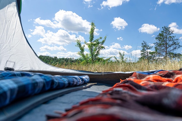 Foto gratuita vista dall'interno della natura selvaggia della tenda in una giornata di sole