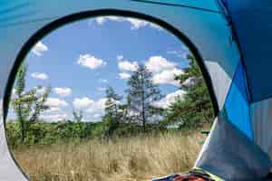 Foto gratuita vista dall'interno della natura selvaggia della tenda in una giornata di sole
