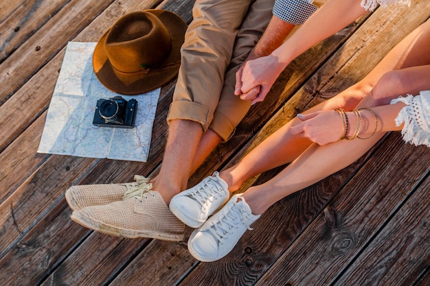 Foto gratuita vista dall'alto di gambe di coppia che viaggiano in estate vestite di scarpe da ginnastica