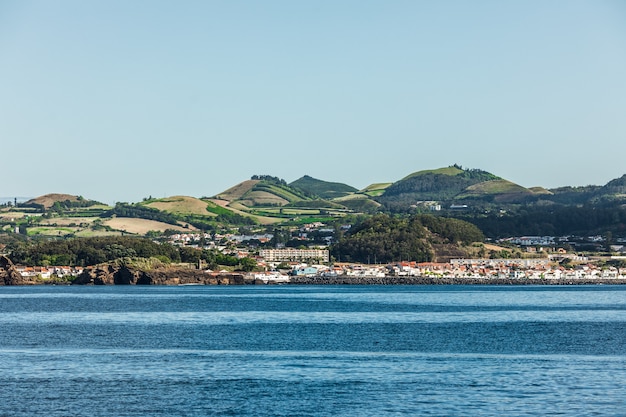 아 조레스 섬의 포르투갈 자치 지역에있는 상 미겔 섬의 바다에서 바라본 풍경.