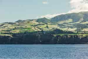 Foto gratuita vista dall'oceano sull'isola di sao miguel nella regione autonoma portoghese dell'isola delle azzorre.