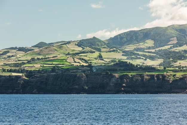아 조레스 섬의 포르투갈 자치 지역에있는 상 미겔 섬의 바다에서 바라본 풍경.