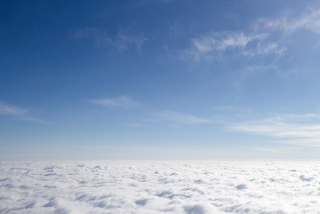Вид с самолета на закрытый облачный покров, треть облаков