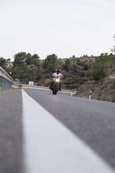 산에도 오토바이 타고 젊은 남자의 지상에서 볼 수 있습니다.