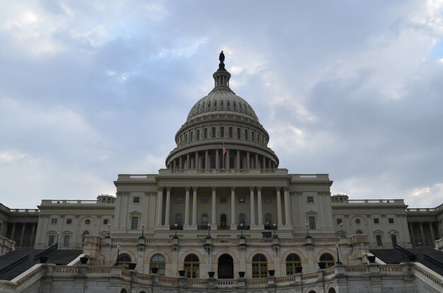 Вид на переднюю часть здания Капитолия в Вашингтоне, округ Колумбия