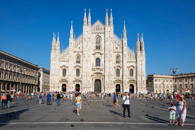 ミラノ大聖堂の正面をご覧ください。ミラノはイタリアで2番目に人口の多い都市であり、ロンバルディア州の州都です。