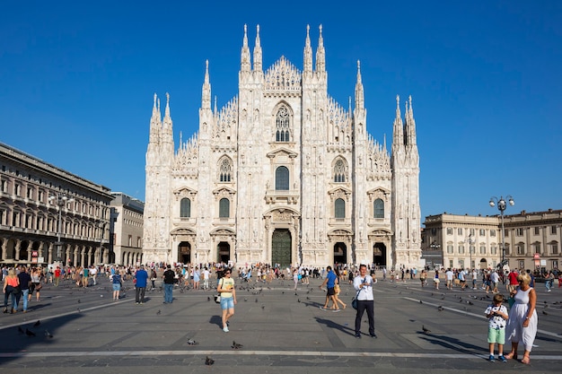밀라노 대성당 앞을 봅니다. 밀라노는 이탈리아에서 두 번째로 인구가 많은 도시이자 롬바르디아의 수도입니다.
