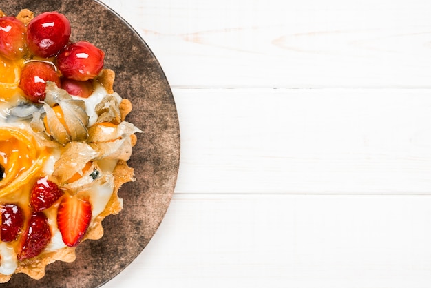 Sopra la cornice di torta di frutta