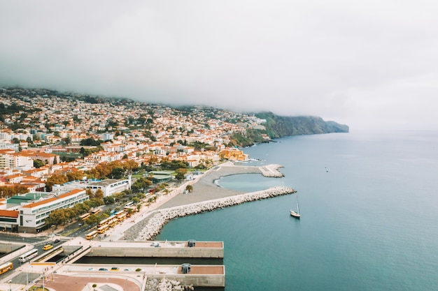Вид на старый город Фуншала - столицу острова Мадейра у Атлантического океана.