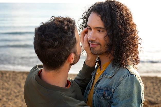 Vista della coppia gay che è affettuosa e trascorre del tempo insieme sulla spiaggia