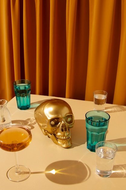 Вид на золотой череп с алкогольным напитком