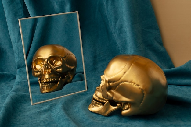 Вид на золотой череп с зеркалом