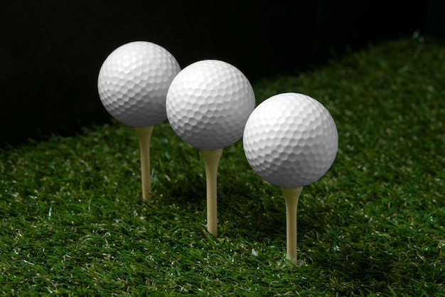 Foto gratuita vista delle palline da golf con altri accessori