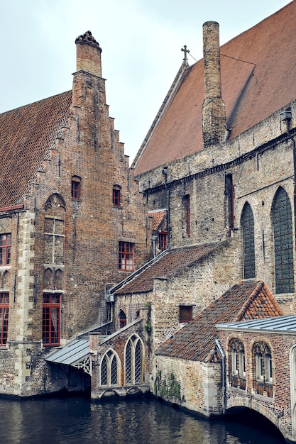 벨기에 브뤼헤에 있는 세인트 존스 병원의 고딕 양식 건물의 전망