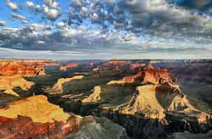 Foto gratuita vista del grand canyon con nuvole al mattino