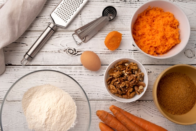 Vista di carote grattugiate con altri ingredienti